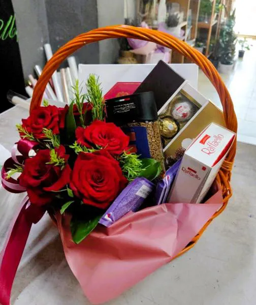 Корзина роз с конфетами