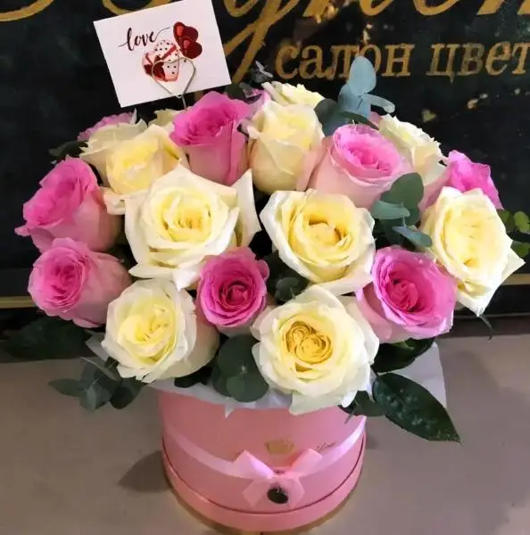 21 бело-розовая роза с зеленью